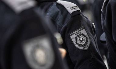 DOS POLICÍAS FUERON DETENIDOS ACUSADOS DE EXTORSIONAR Y ROBAR DÓLARES A UN AUTOMOVILISTA EN SANTA FE