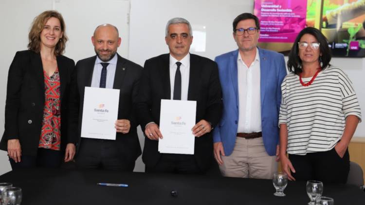 Provincia firmó un acuerdo con la UNR para invertir $ 150 millones en impulsar proyectos científicos
