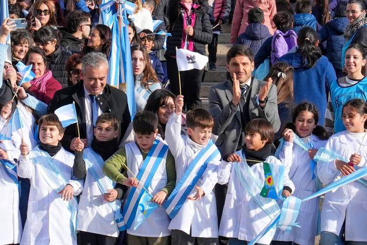 Día histórico: el gobernador Pullaro dejó inaugurada la restauración del Monumento a la Bandera