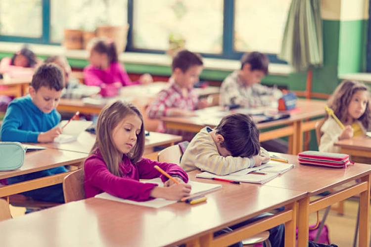 ¿Deberían los estudiantes entrar más tarde a la escuela? Qué dice la ciencia