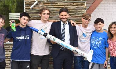 El Gobernador reconoció a los jóvenes del Club de Ciencias de la Escuela Técnica de Roldán