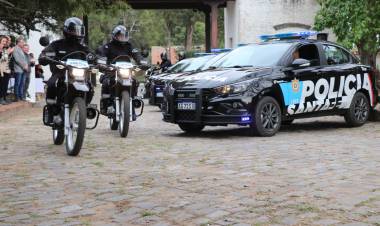  En Cayastá, la provincia comenzó con la entrega de las nuevas motos para patrullaje policial