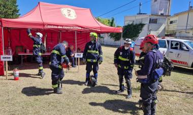 Intensa labor de los brigadistas santafesinos en la tragedia del hotel de Villa Gesell