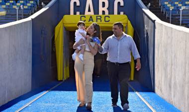  “Casate con tu ciudad como testigo”: cinco parejas dieron el “sí” en la cancha de Rosario Central