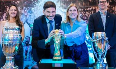 En la Semana Invencible, las copas de la Selección Argentina se exhiben en la Casa de Gobierno