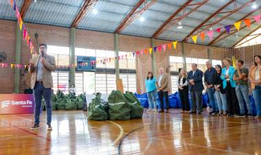 “Santa Fe en Movimiento”: se entregaron kits deportivos a más de 500 instituciones educativas de la Región IV