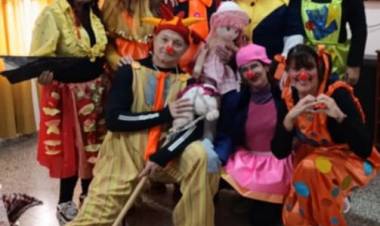 Grupo de teatro para adultos del Club Cosmopolita recorre instituciones de San Justo vestidos de payasos llevando alegría sobre todo a los niños.