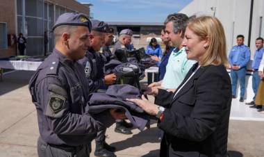 Scaglia encabezó la entrega de uniformes para el personal del Servicio Penitenciario