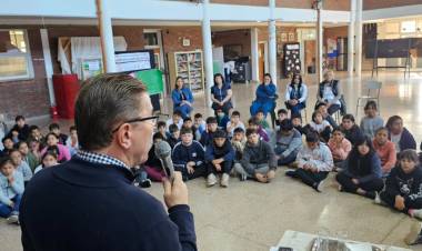 Rodrigo Borla//Hoy fui invitado por los alumnos de 4 y 5 grado de la Escuela N°6149 Manuel Lainez de San Justo, para dialogar sobre la nueva constitución provincial.