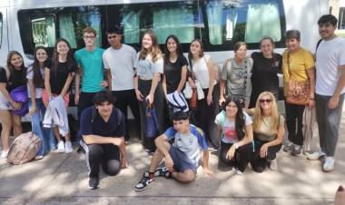 Profesores y Alumnos de la Escuela secundaria de videla rumbo a Misiones al nacional del sembrando empresarios.