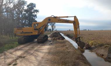 Después de 20 años, la Provincia licitó la compra de 8 máquinas para mantenimiento de canales y obras de drenaje