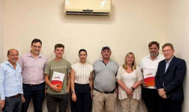 BORLA JUNTO A CLUBES DEL DEPARTAMENTO FIRMARON CONVENIOS PARA MÁS OBRAS DE INFRAESTRUCTURA.