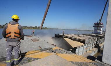 Zarpó un nuevo embarque de maíz y trigo desde el Puerto de Santa Fe