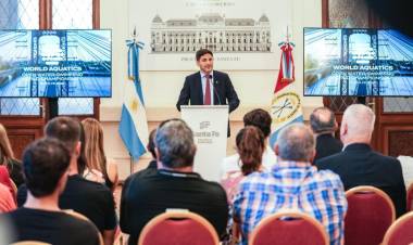 Otro hito deportivo: Pullaro lanzó el Mundial Juvenil de Aguas Abiertas 2026 que se disputará en la ciudad de Santa Fe