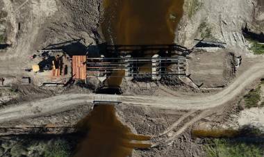 En la Ruta 10, el Gobierno Provincial reconstruye el antiguo puente de madera sobre Arroyo Cululú