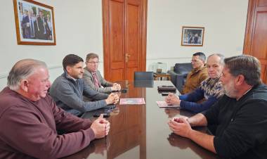 BORLA ACOMPAÑÓ A LOS DIRIGENTES DE COLON QUE PRESENTARON EL FESTIVAL DE ESTE AÑO AL GOBERNADOR PULLARO.