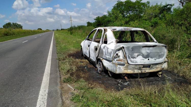 PARTE DE PRENSA UNIDAD REGIONAL VII GARAY.//SE INCENDIO UN VEHICULO EN PARAJE  EL LAUREL.