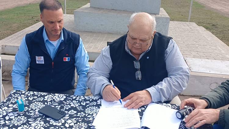 José Noseda por la Comuna de Videla y Lisandro Enrico por el Ministerio de Obras públicas  firmaron un convenio para realizar 9 cuadras de Cordón cuneta en el sector oeste de Videla
