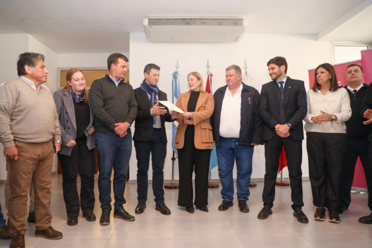  Pullaro entregó aportes y anunció un centro de entrenamiento para los bomberos en Gálvez