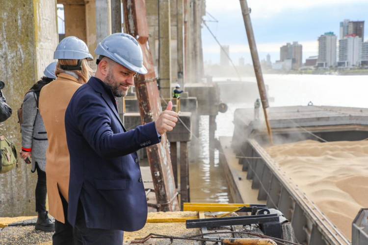 Puccini y Scaglia destacaron el histórico embarque de 22 mil toneladas de soja desde el Puerto de Santa Fe