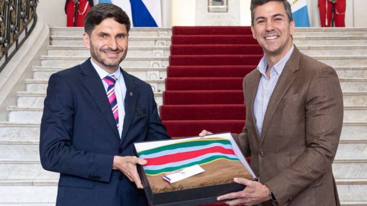 Hidrovía y más conectividad, ejes de la reunión entre Pullaro y el presidente paraguayo Santiago Peña