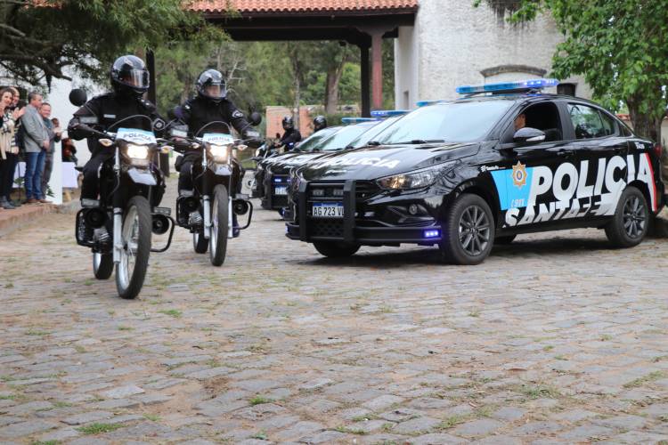  En Cayastá, la provincia comenzó con la entrega de las nuevas motos para patrullaje policial