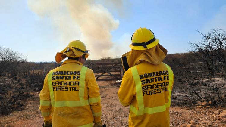  Arduo trabajo de brigadistas santafesinos en el combate de incendios en Córdoba 