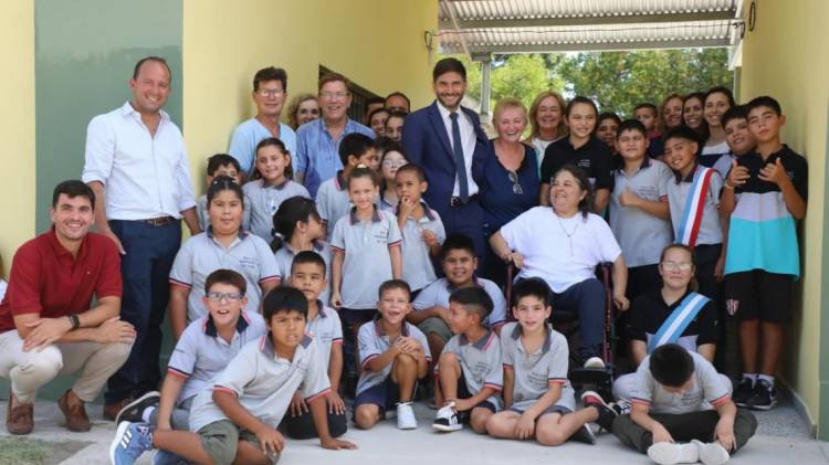  Pullaro inauguró un aula y dio inicio al ciclo lectivo provincial desde una escuela rural