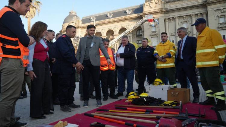 Pullaro: “Nuestro objetivo es que sean los bomberos más equipados y mejor entrenados de la Argentina”