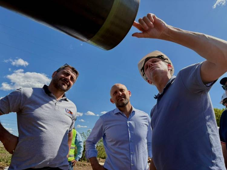 Gasoductos para el Desarrollo: llegaron los primeros 30 km de caños a Berabevú y el martes desembarcan en Fuentes