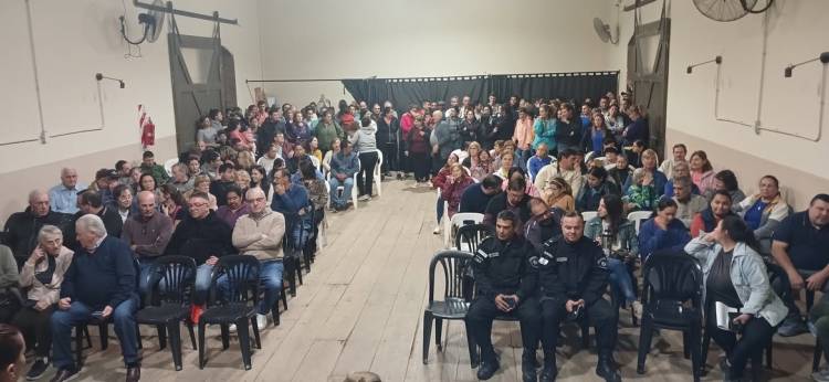 Videla//A raíz de los últimos acontecimientos y cuándo se preguntó porque no actuaban los inspectores haciendo multas a quienes van a altas velocidades con sus vehículos en el pueblo , la inspectora aclaró que siente miedo y está amenaza por un integrante de la comunidad gitana hecho que denunció en sede policial el año pasado.