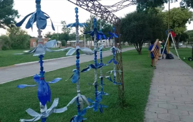 VIDELA ALUMNOS PROFESORES Y COLABORADORES DE LA ESCUELA SECUNDARIA COLOCAN ADORNOS NAVIDEÑOS EN EL PUEBLO.