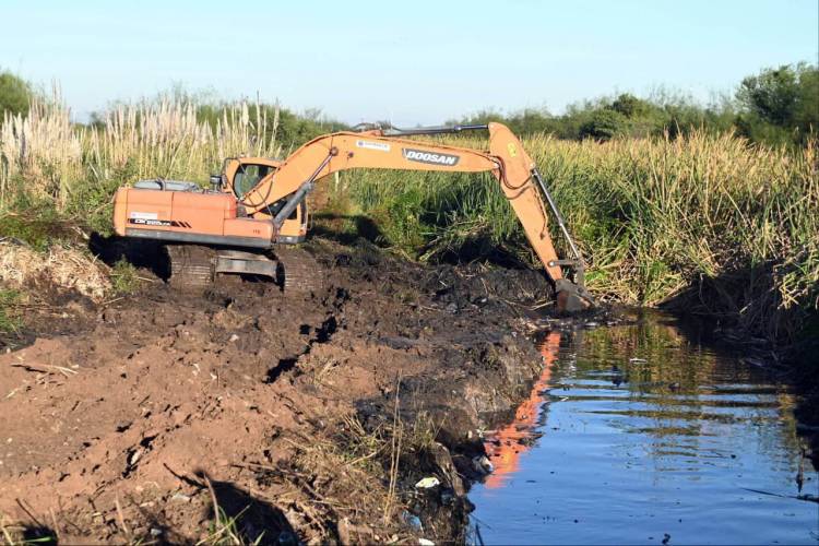 Prevención hídrica: en un año de abundantes precipitaciones, Provincia y Municipalidad ya limpiaron 155 kilómetros de canales