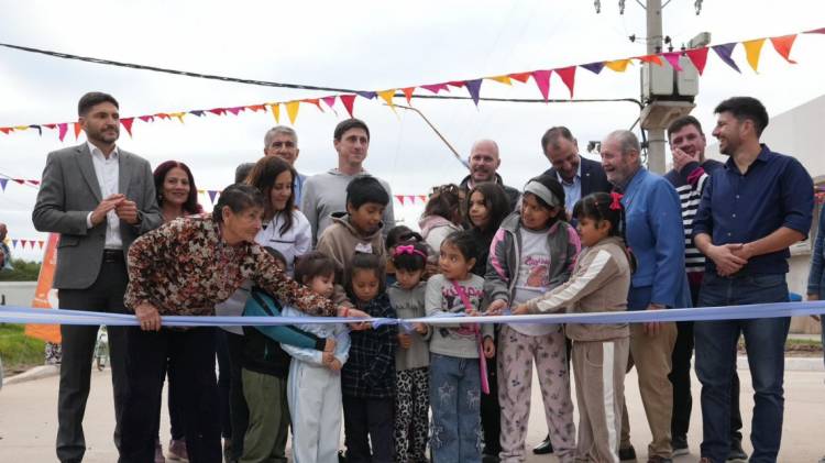 Hace un año una escuela, ahora pavimento: Pullaro inauguró otra obra clave en Monte Vera