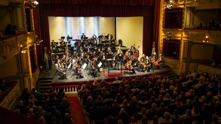 A sala llena, la Orquesta Sinfónica Provincial de Santa Fe engalanó la víspera del 25 de Mayo