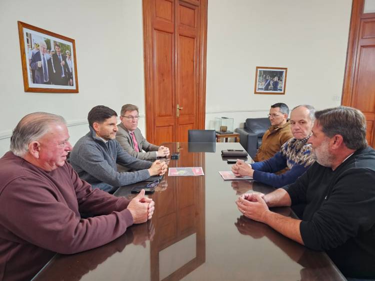 BORLA ACOMPAÑÓ A LOS DIRIGENTES DE COLON QUE PRESENTARON EL FESTIVAL DE ESTE AÑO AL GOBERNADOR PULLARO.